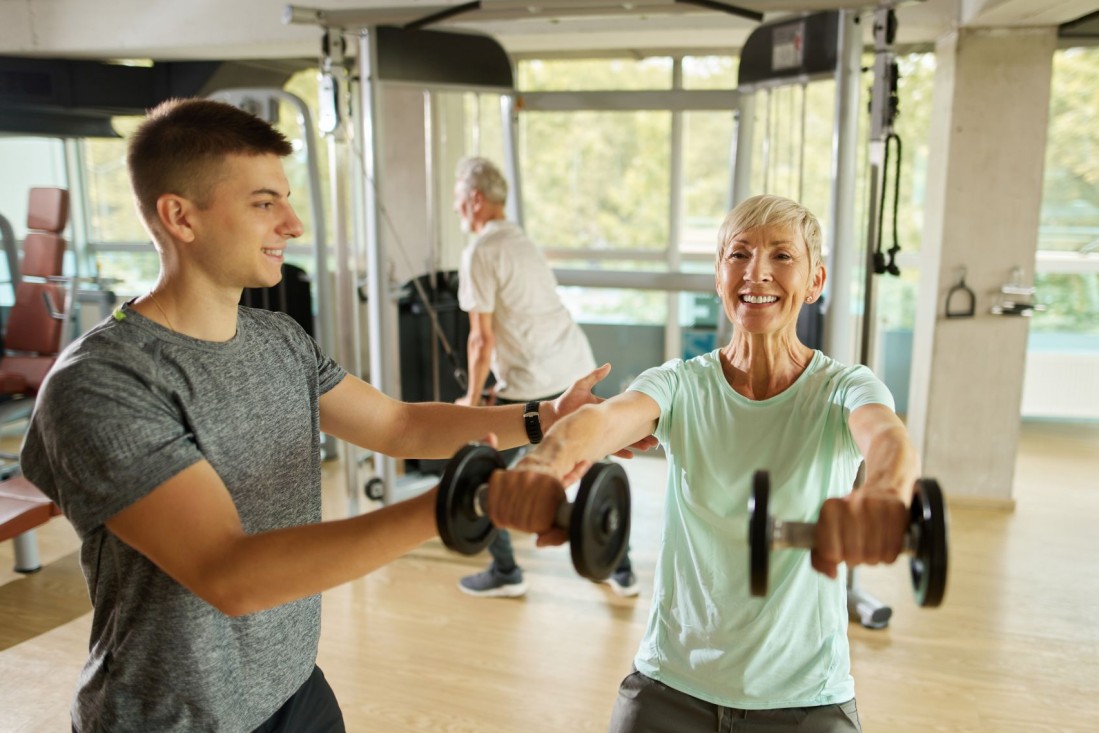 Zwei Herkranke Patienten treiben Sport im Fitnessstudio.