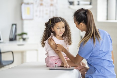 Neue Kinderärztin in Halle behandelt kleines Mädchen