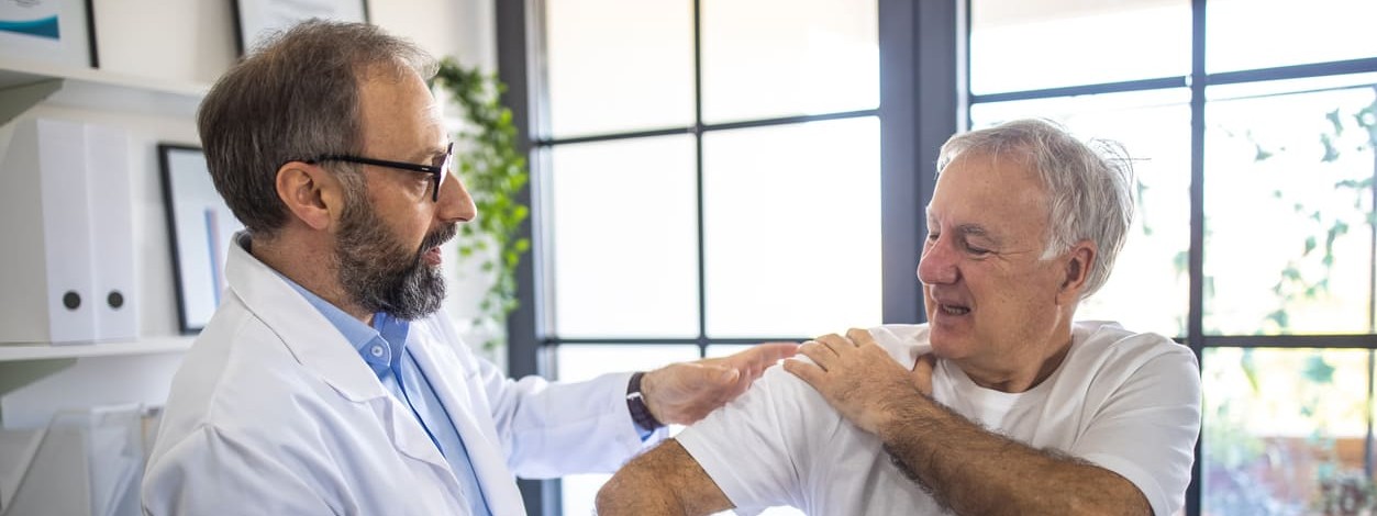 Ein Patient besucht die Schulter-Sprechstunde