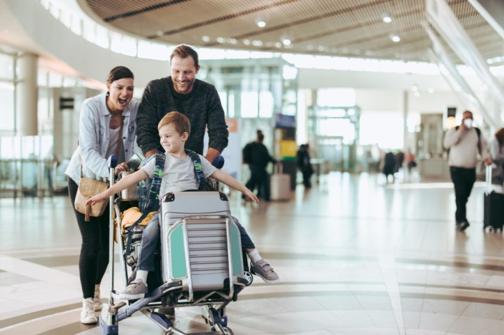 Eine junge Familie hat ihre Fluagangst überwunden und macht sich auf dem Weg zum Check-In