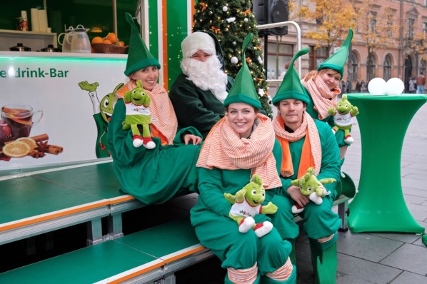 Am AOK-Stand erwarten der grüne Weihnachtsmann und seine Wichtel die Besucher auf insgesamt acht Weihnachtsmärkten in Sachsen-Anhalt. Foto: AOK Sachsen-Anhalt 